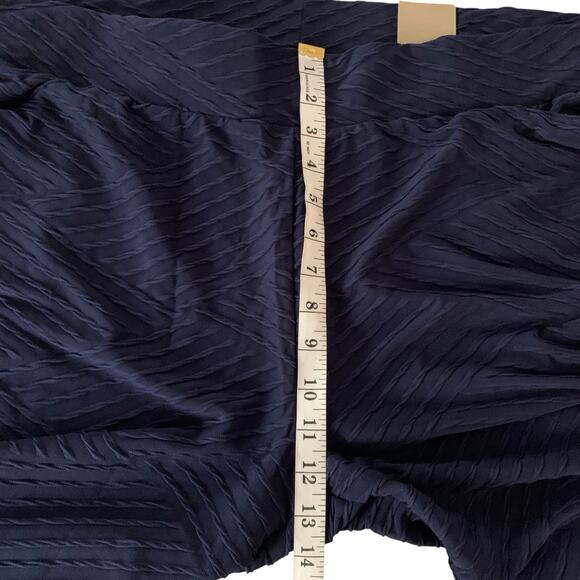 Chico's Pants NWT Sz 4 (20) Weekend Diamond Texture Capris Navy Stretch Pull-On - Picture 7 of 8